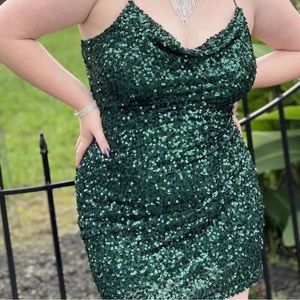 Size 10-12 very stretchy and has an emerald color.